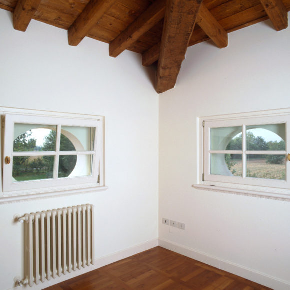 Particocolare delle finestre in legno del soggiorno