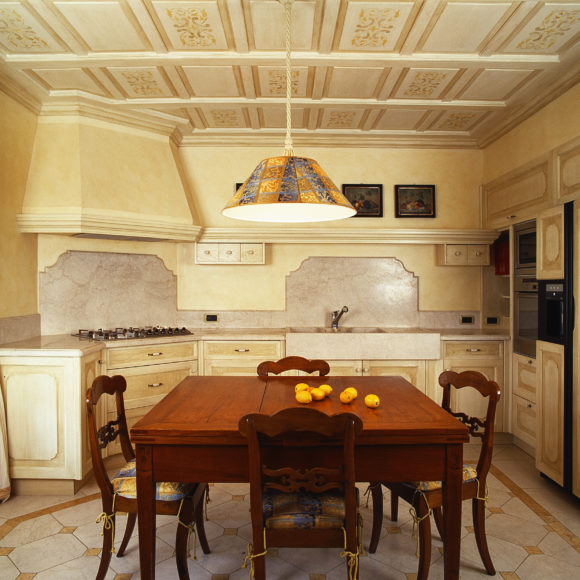 Cucina artigianale classica a Brescia, pitturata a pennello sul posto, rovere.